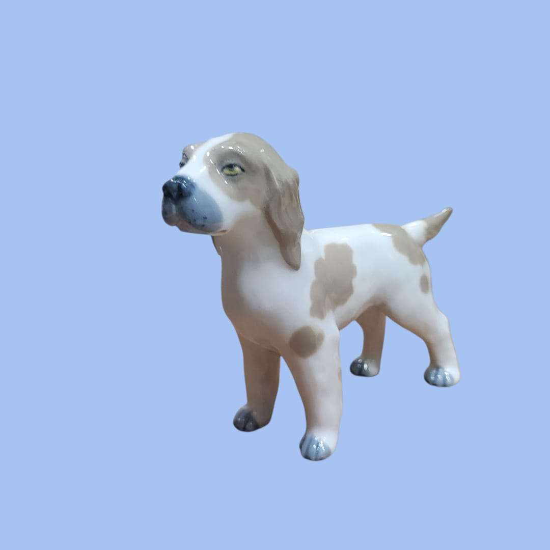 Perro de porcelana PEYRO, pieza decorativa exclusiva - Cositas Antiguas – La Guadaña, Anticuarios Online en Jerez , vender antigüedades, muebles antiguos
