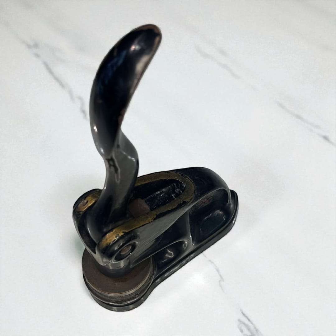 Sello de relieve antiguo – estampador en seco de colección - Cositas Antiguas – La Guadaña, Anticuarios Online en Jerez , vender antigüedades, muebles antiguos