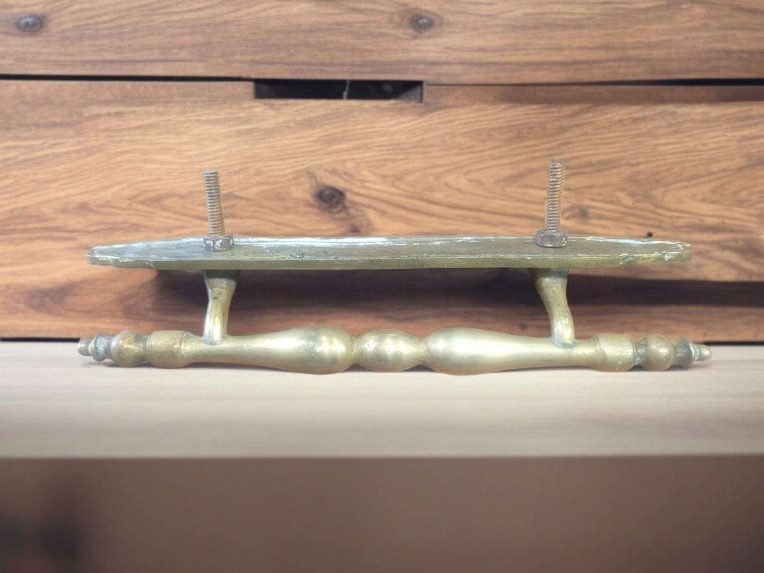 Tirador de puerta antiguo de metal macizo con detalles - Cositas Antiguas – La Guadaña, Anticuarios Online en Jerez , vender antigüedades, muebles antiguos