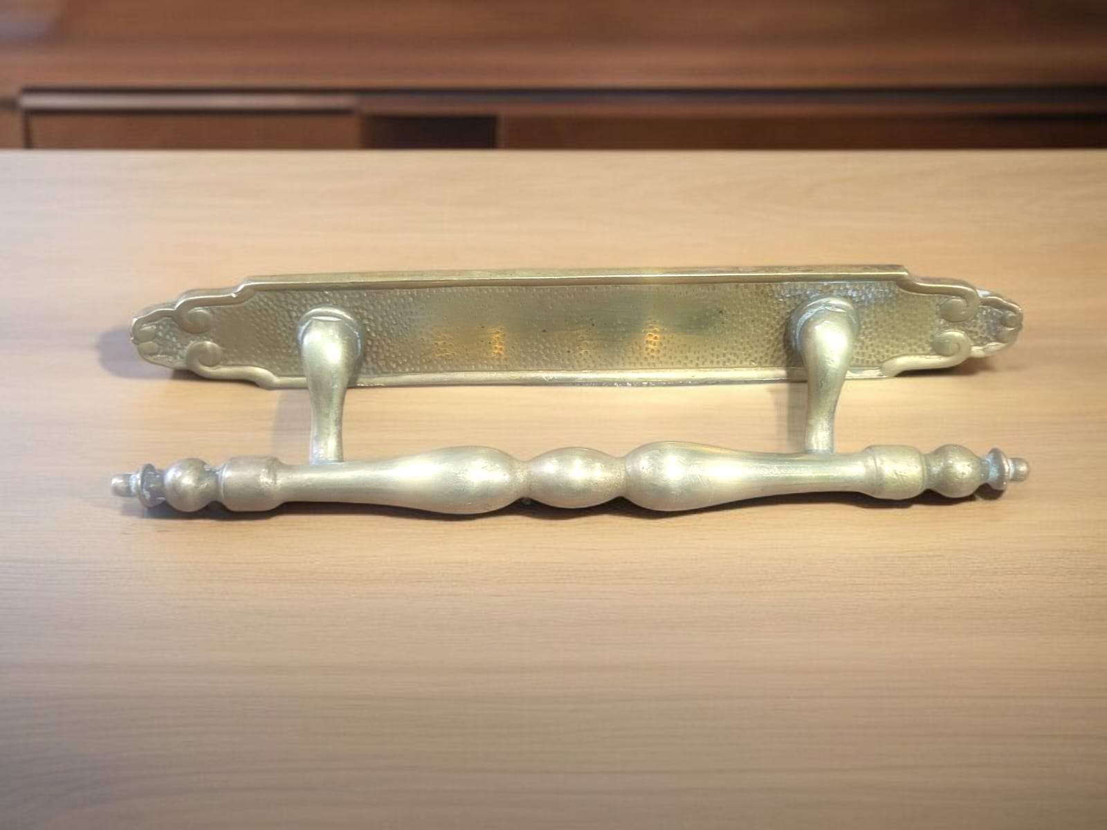 Tirador de puerta antiguo de metal macizo con detalles - Cositas Antiguas – La Guadaña, Anticuarios Online en Jerez , vender antigüedades, muebles antiguos