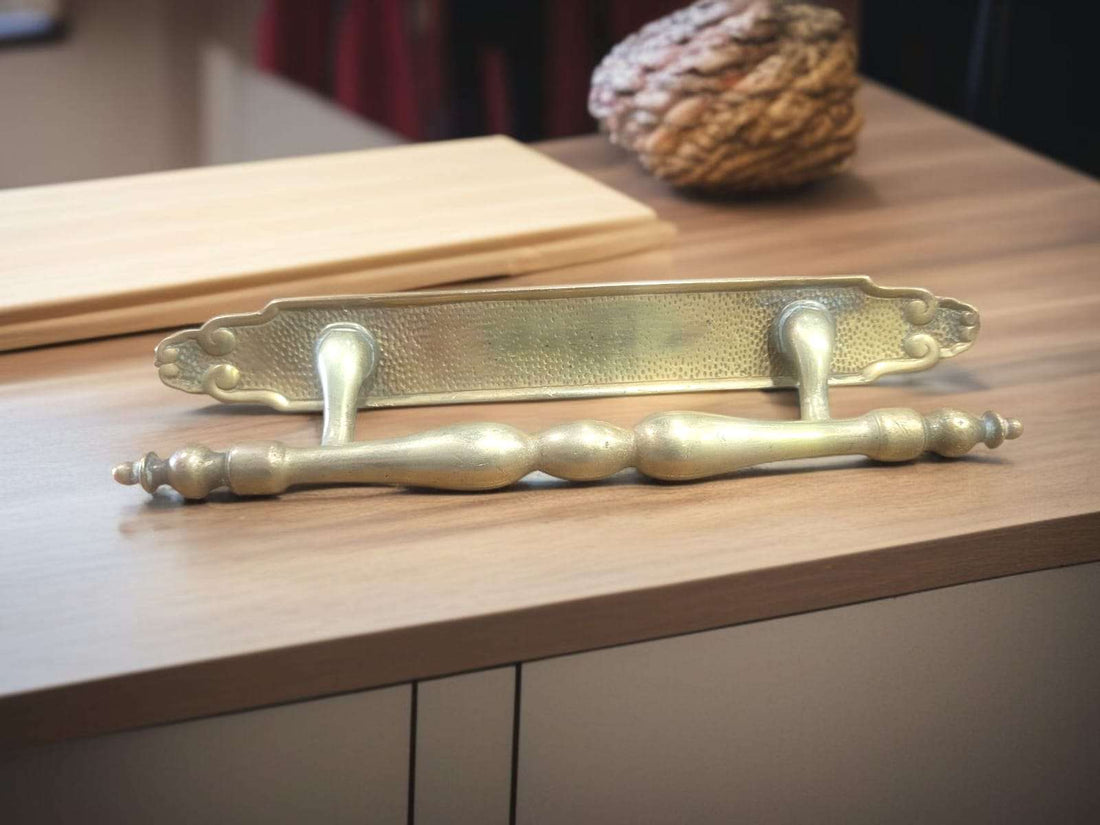 Tirador de puerta antiguo de metal macizo con detalles - Cositas Antiguas – La Guadaña, Anticuarios Online en Jerez , vender antigüedades, muebles antiguos