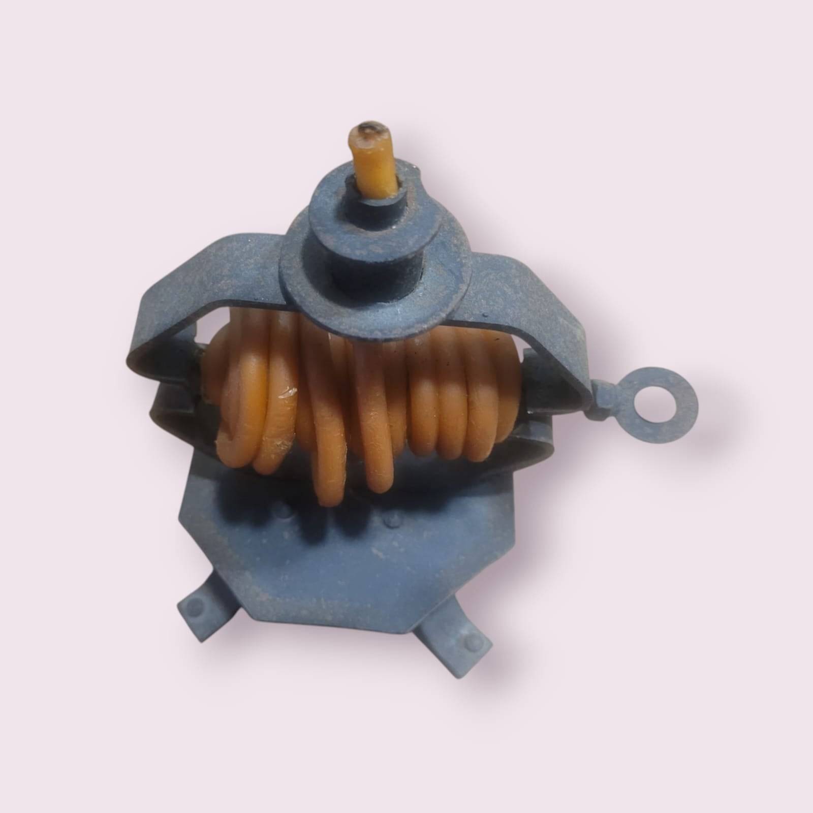 Palmatoria antigua de hierro forjado con velas en espiral - Cositas Antiguas – La Guadaña, Anticuarios Online en Jerez , vender antigüedades, muebles antiguos