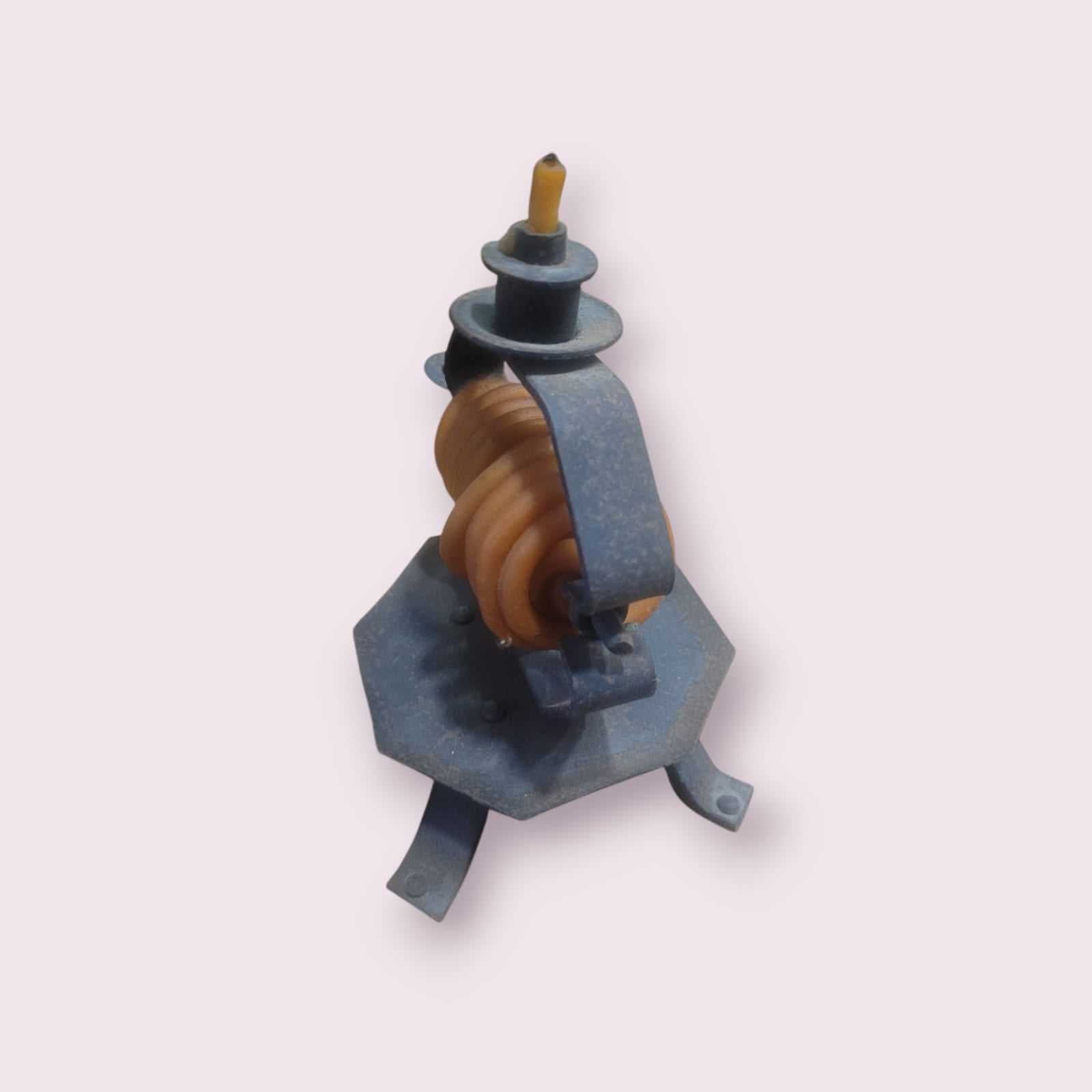 Palmatoria antigua de hierro forjado con velas en espiral - Cositas Antiguas – La Guadaña, Anticuarios Online en Jerez , vender antigüedades, muebles antiguos