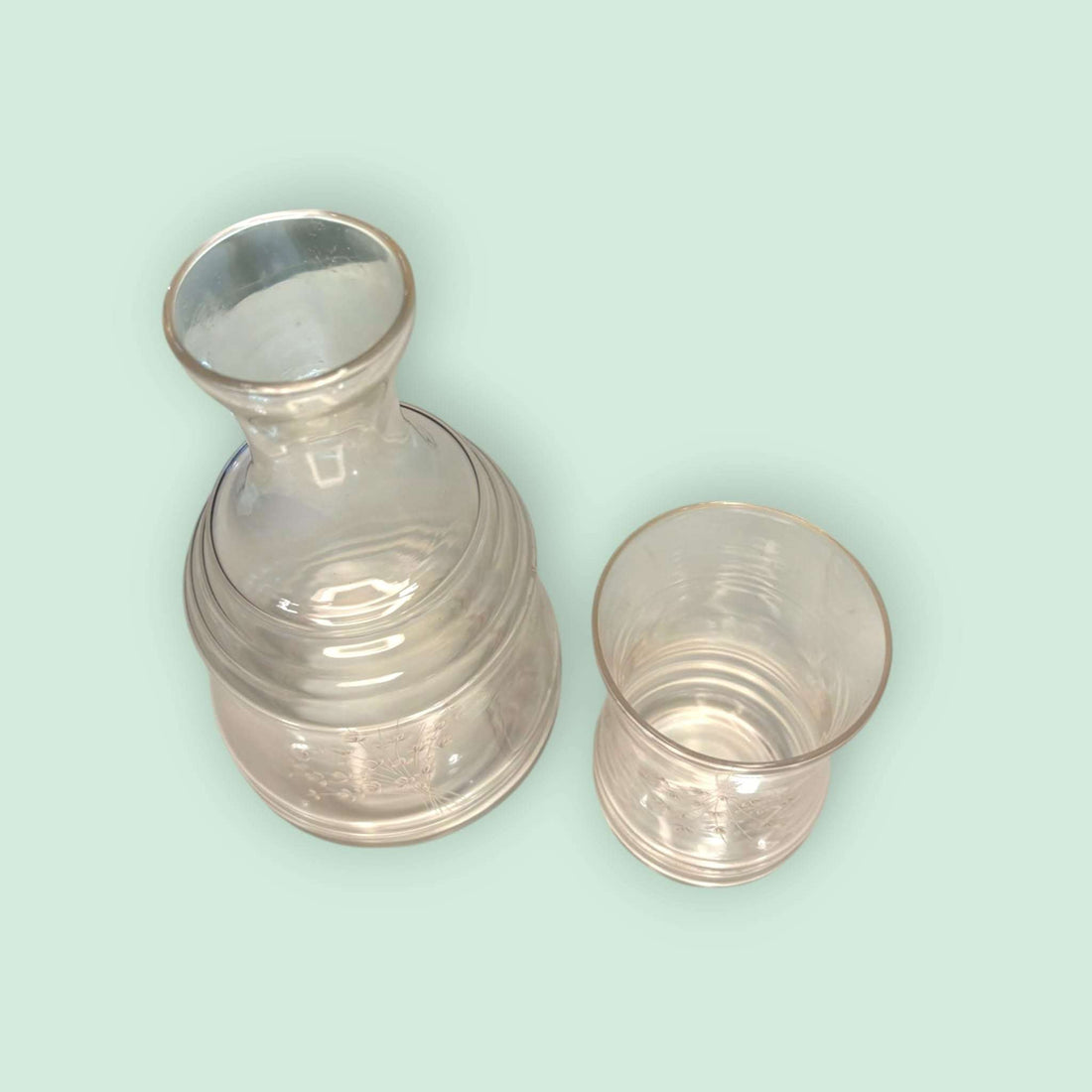 Botella con vaso de cristal antigua para agua grabada - Cositas Antiguas – La Guadaña, Anticuarios Online en Jerez , vender antigüedades, muebles antiguos
