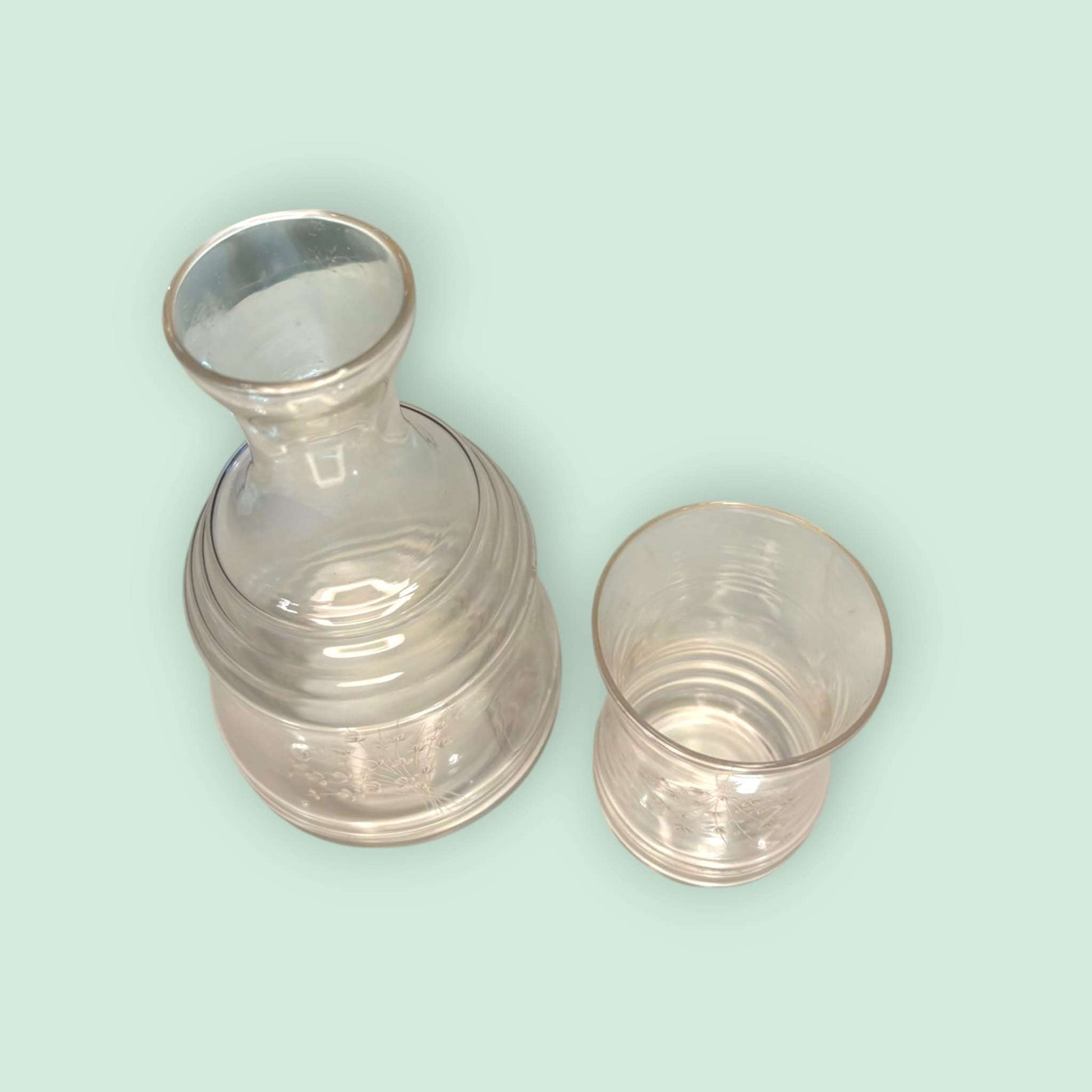 Botella con vaso de cristal antigua para agua grabada - Cositas Antiguas – La Guadaña, Anticuarios Online en Jerez , vender antigüedades, muebles antiguos