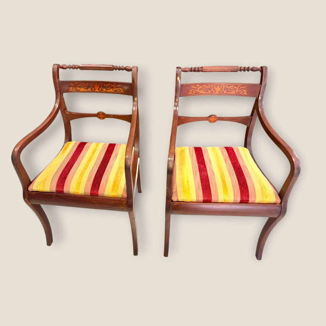 Sillones de caoba con taracea y brazos clásicos elegantes - Cositas Antiguas – La Guadaña, Anticuarios Online en Jerez , vender antigüedades, muebles antiguos