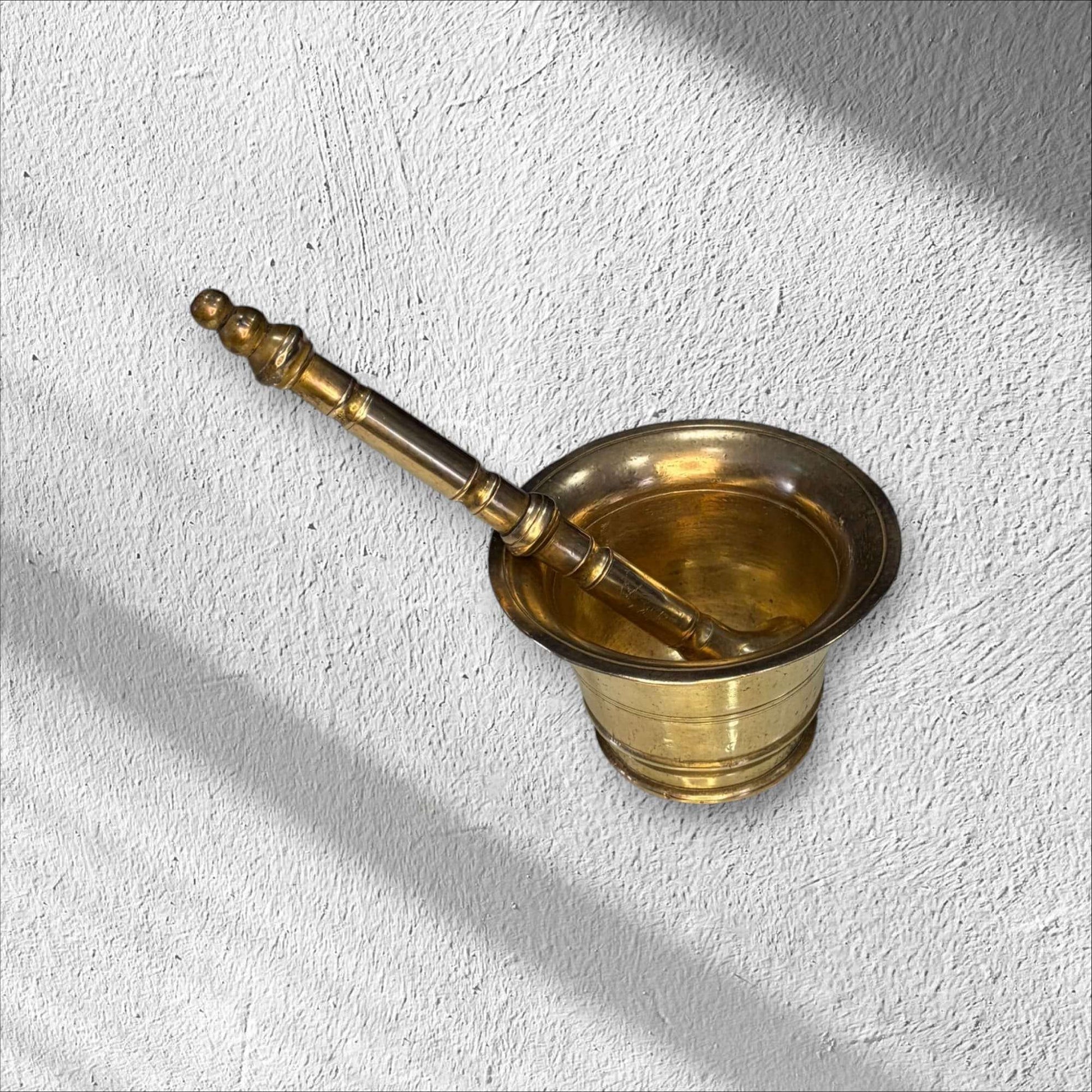 Mortero de bronce antiguo con maja | historia y carácter - Cositas Antiguas – La Guadaña, Anticuarios Online en Jerez , vender antigüedades, muebles antiguos