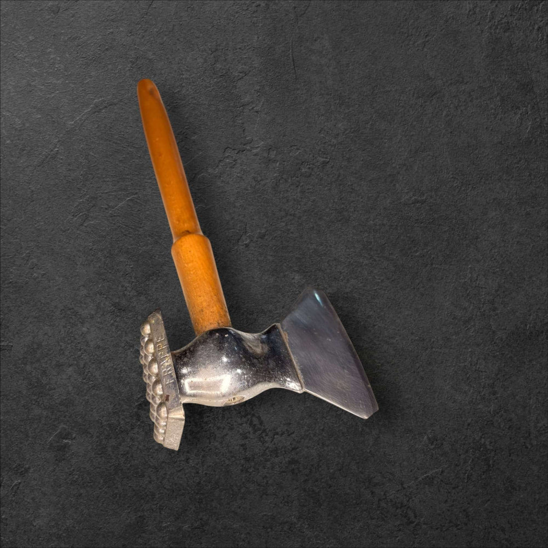 Martillo y hachuela para carne de acero con mango de madera - Cositas Antiguas – La Guadaña, Anticuarios Online en Jerez , vender antigüedades, muebles antiguos