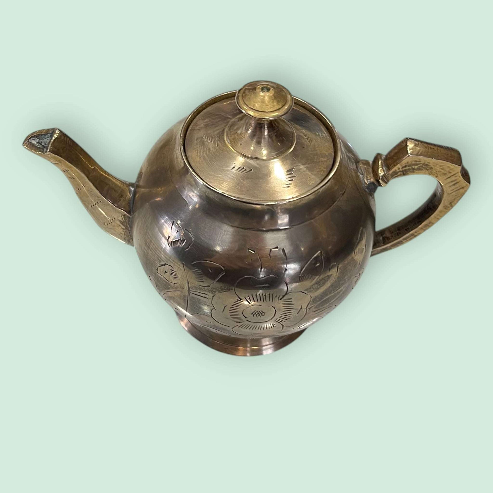 Tetera de metal dorado antigua grabada y decorativa - Cositas Antiguas – La Guadaña, Anticuarios Online en Jerez , vender antigüedades, muebles antiguos