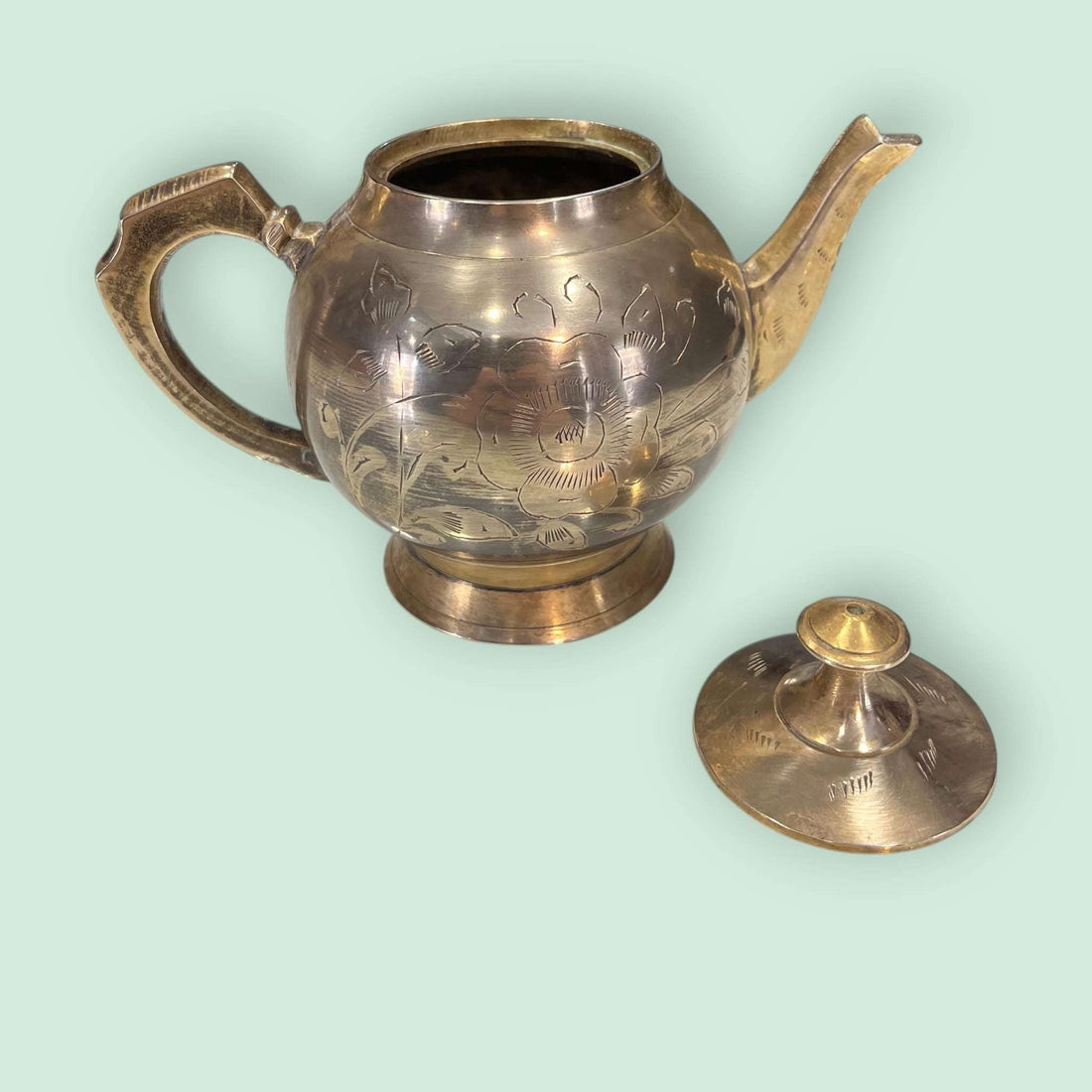 Tetera de metal dorado antigua grabada y decorativa - Cositas Antiguas – La Guadaña, Anticuarios Online en Jerez , vender antigüedades, muebles antiguos