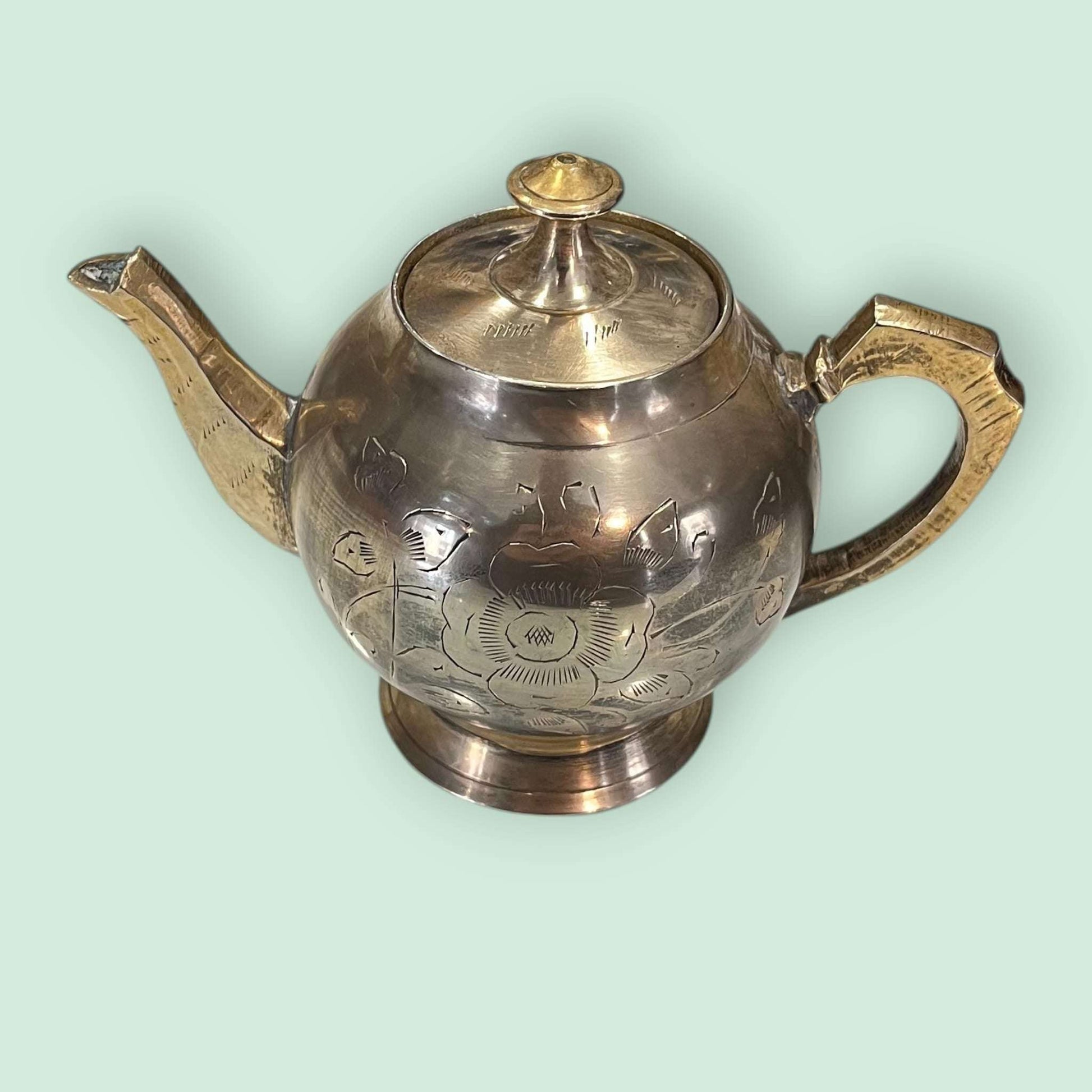 Tetera de metal dorado antigua grabada y decorativa - Cositas Antiguas – La Guadaña, Anticuarios Online en Jerez , vender antigüedades, muebles antiguos