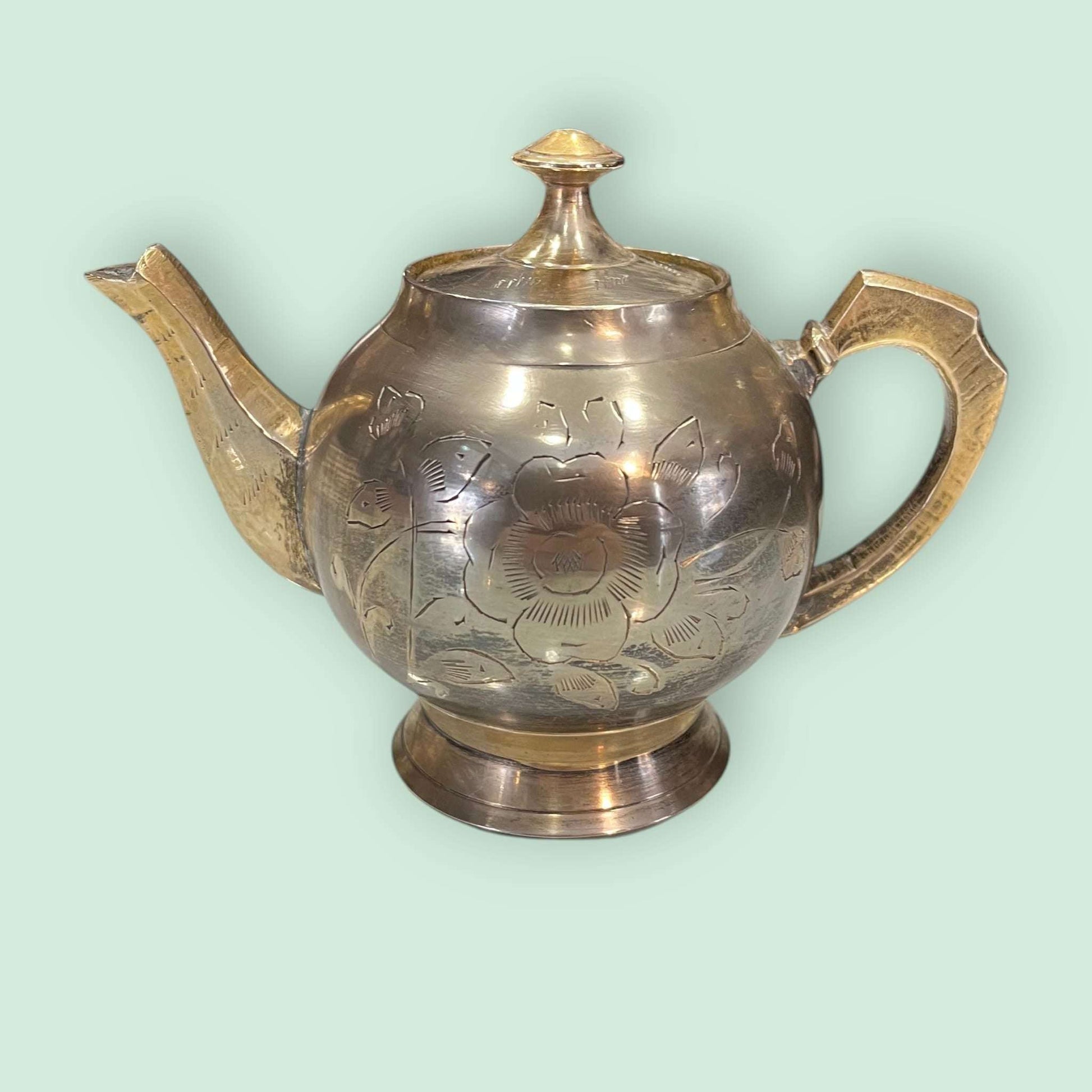 Tetera de metal dorado antigua grabada y decorativa - Cositas Antiguas – La Guadaña, Anticuarios Online en Jerez , vender antigüedades, muebles antiguos
