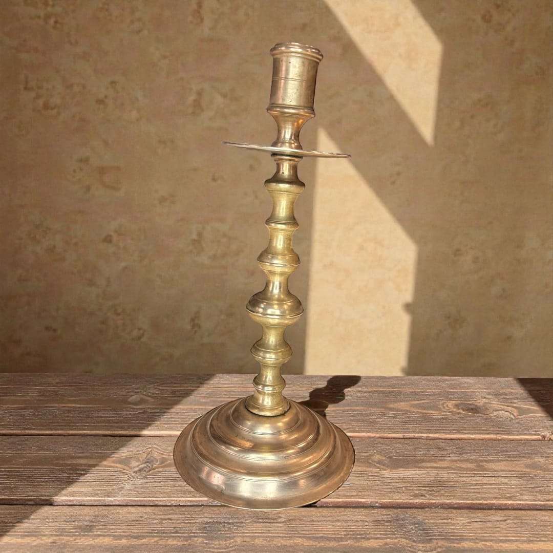 Candelabro antiguo de metal dorado para luz tradicional - Cositas Antiguas – La Guadaña, Anticuarios Online en Jerez , vender antigüedades, muebles antiguos