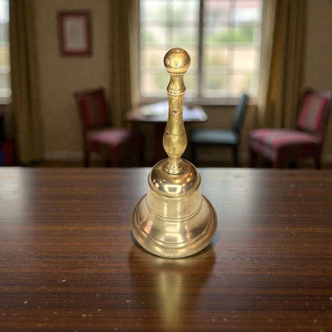 Campana de metal dorado antigua: sonido noble y decorativo - Cositas Antiguas – La Guadaña, Anticuarios Online en Jerez , vender antigüedades, muebles antiguos