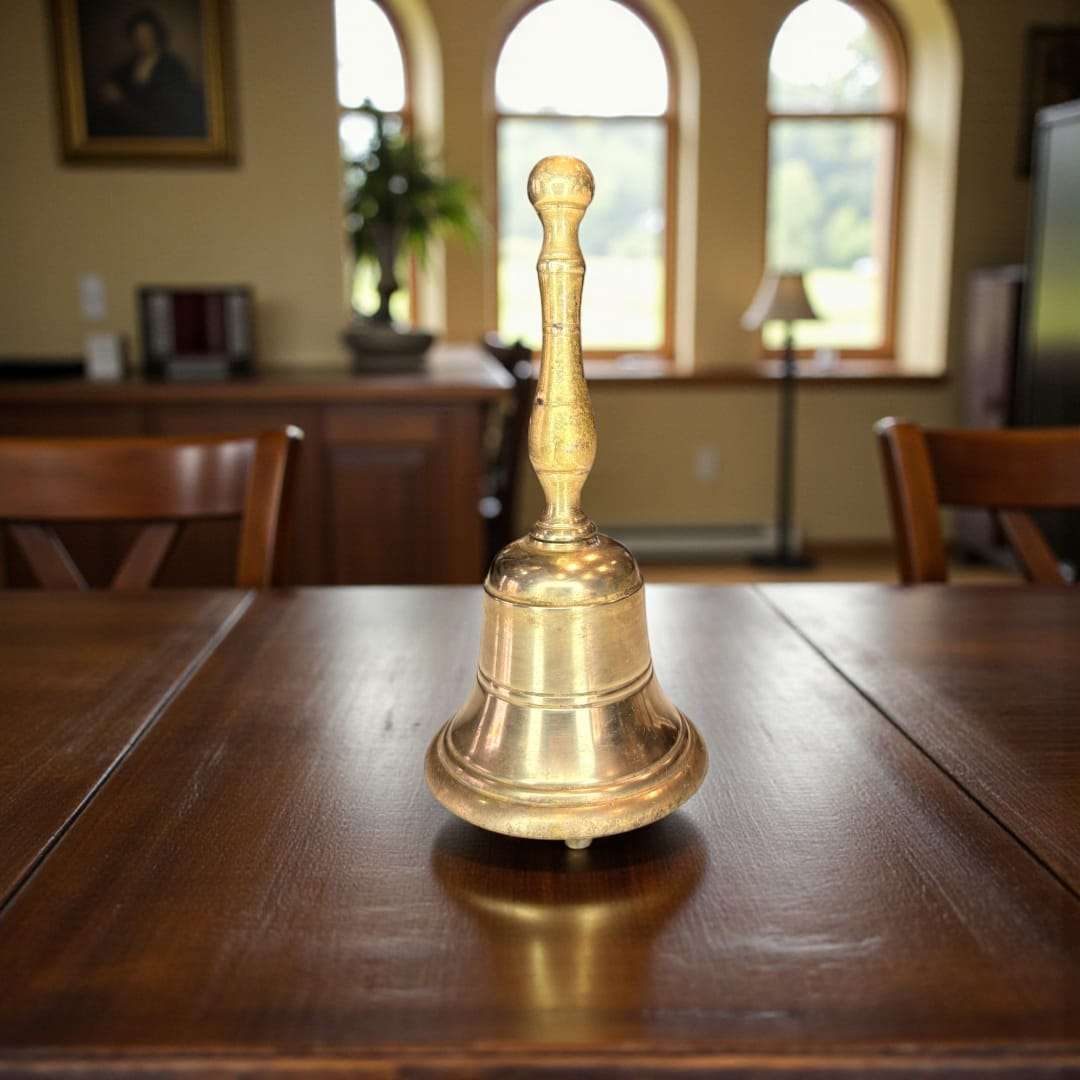 Campana de metal dorado antigua: sonido noble y decorativo - Cositas Antiguas – La Guadaña, Anticuarios Online en Jerez , vender antigüedades, muebles antiguos
