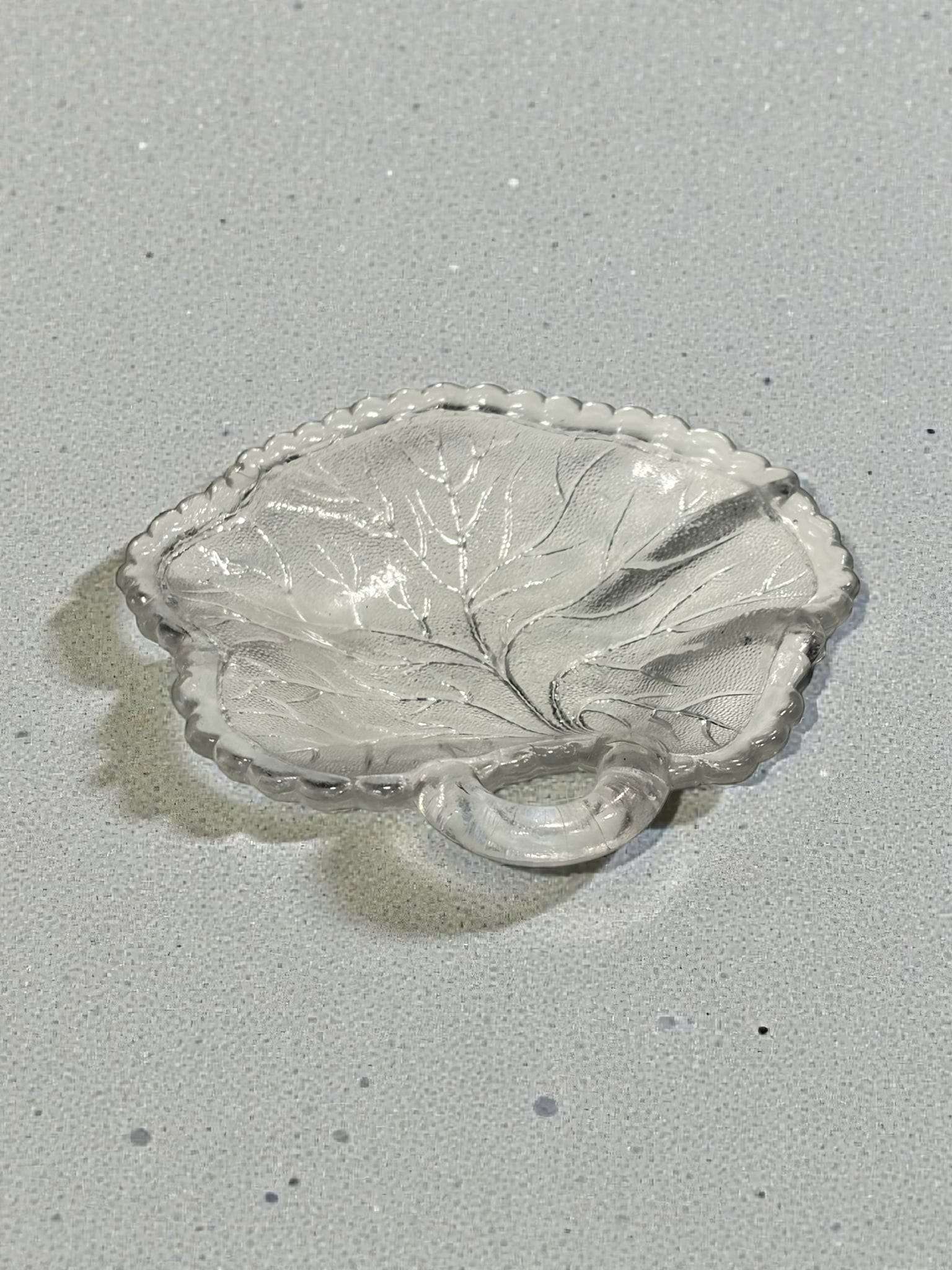 Lote de platos de cristal con forma de hoja antiguos - Cositas Antiguas – La Guadaña, Anticuarios Online en Jerez , vender antigüedades, muebles antiguos