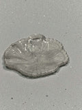 Lote de platos de cristal con forma de hoja antiguos - Cositas Antiguas – La Guadaña, Anticuarios Online en Jerez , vender antigüedades, muebles antiguos