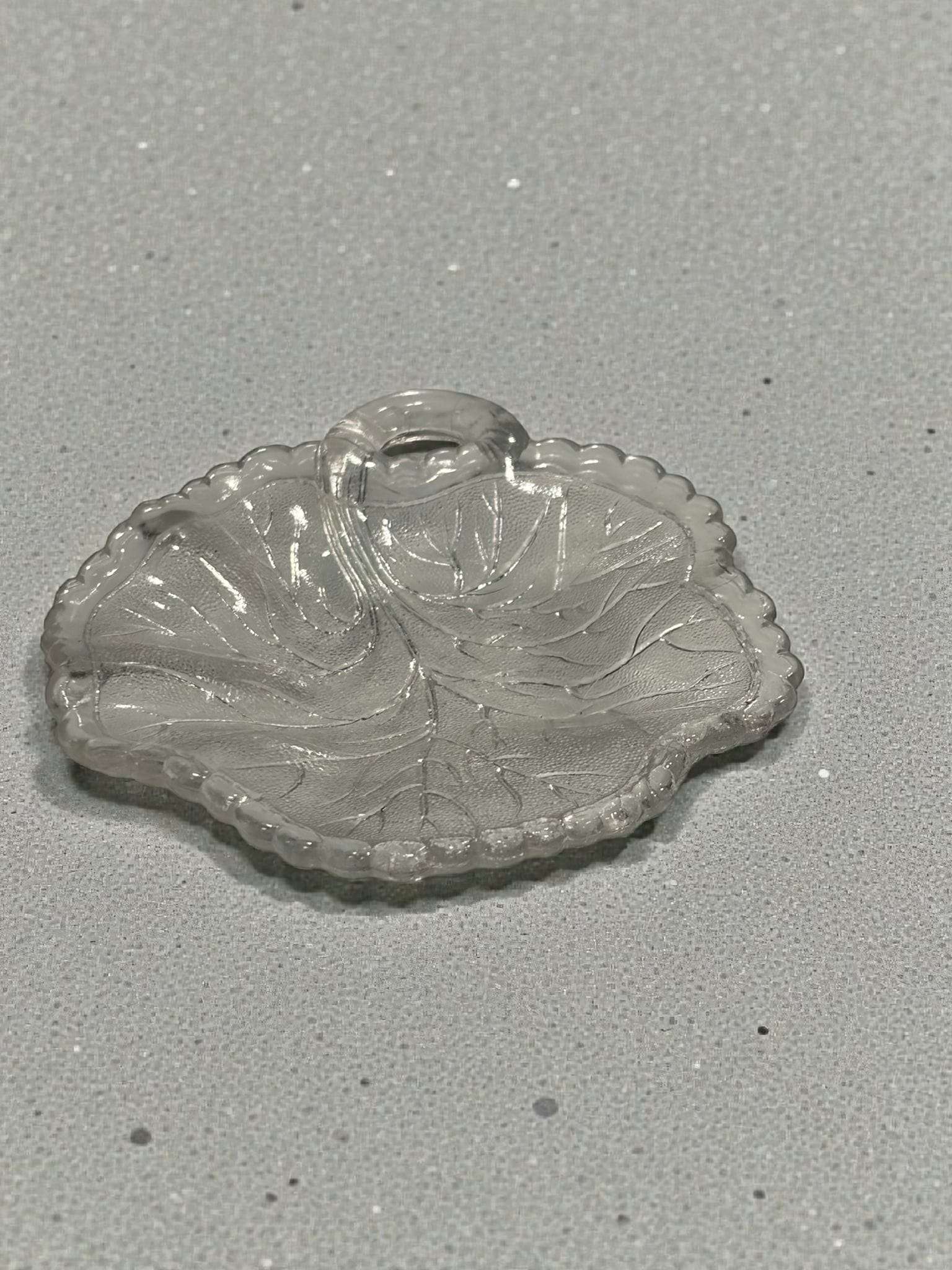 Lote de platos de cristal con forma de hoja antiguos - Cositas Antiguas – La Guadaña, Anticuarios Online en Jerez , vender antigüedades, muebles antiguos