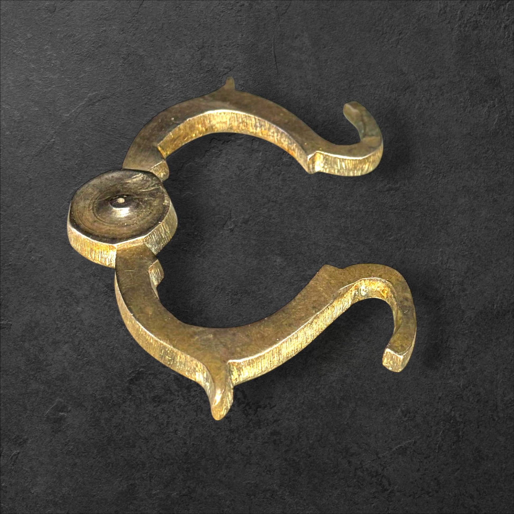 Tirador de metal antiguo original para muebles único - Cositas Antiguas – La Guadaña, Anticuarios Online en Jerez , vender antigüedades, muebles antiguos