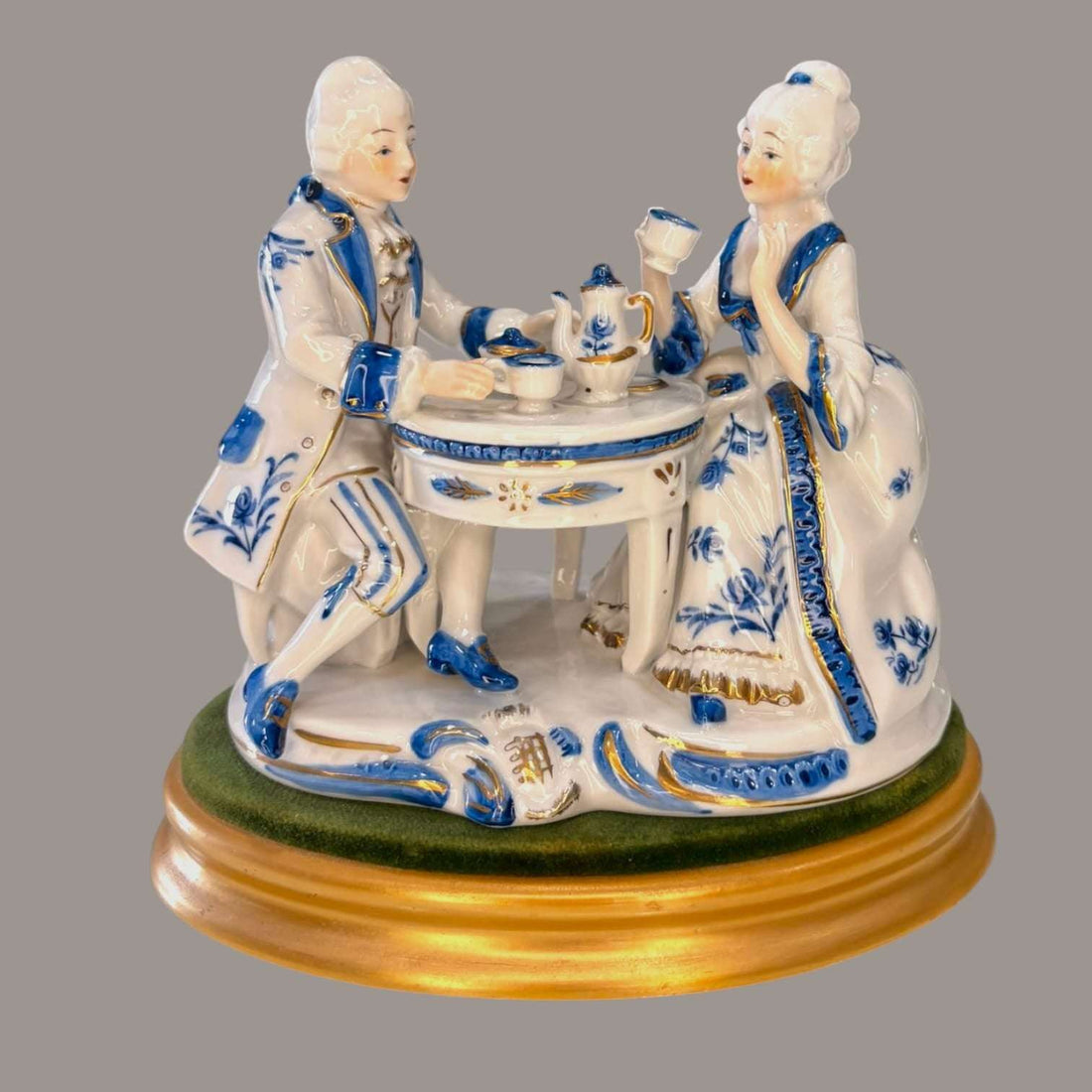 Figura de porcelana continental vintage azul y blanco - Cositas Antiguas – La Guadaña, Anticuarios Online en Jerez , vender antigüedades, muebles antiguos