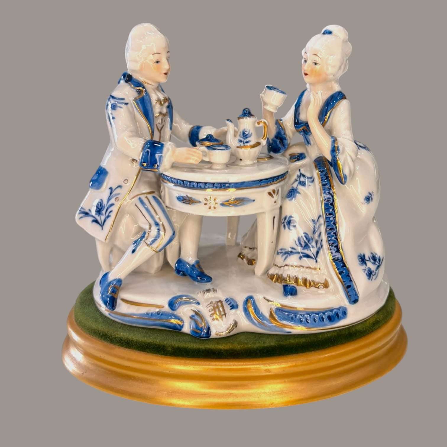 Figura de porcelana continental vintage azul y blanco - Cositas Antiguas – La Guadaña, Anticuarios Online en Jerez , vender antigüedades, muebles antiguos