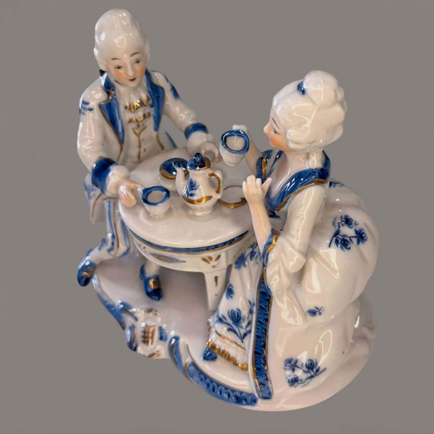 Figura de porcelana continental vintage azul y blanco - Cositas Antiguas – La Guadaña, Anticuarios Online en Jerez , vender antigüedades, muebles antiguos