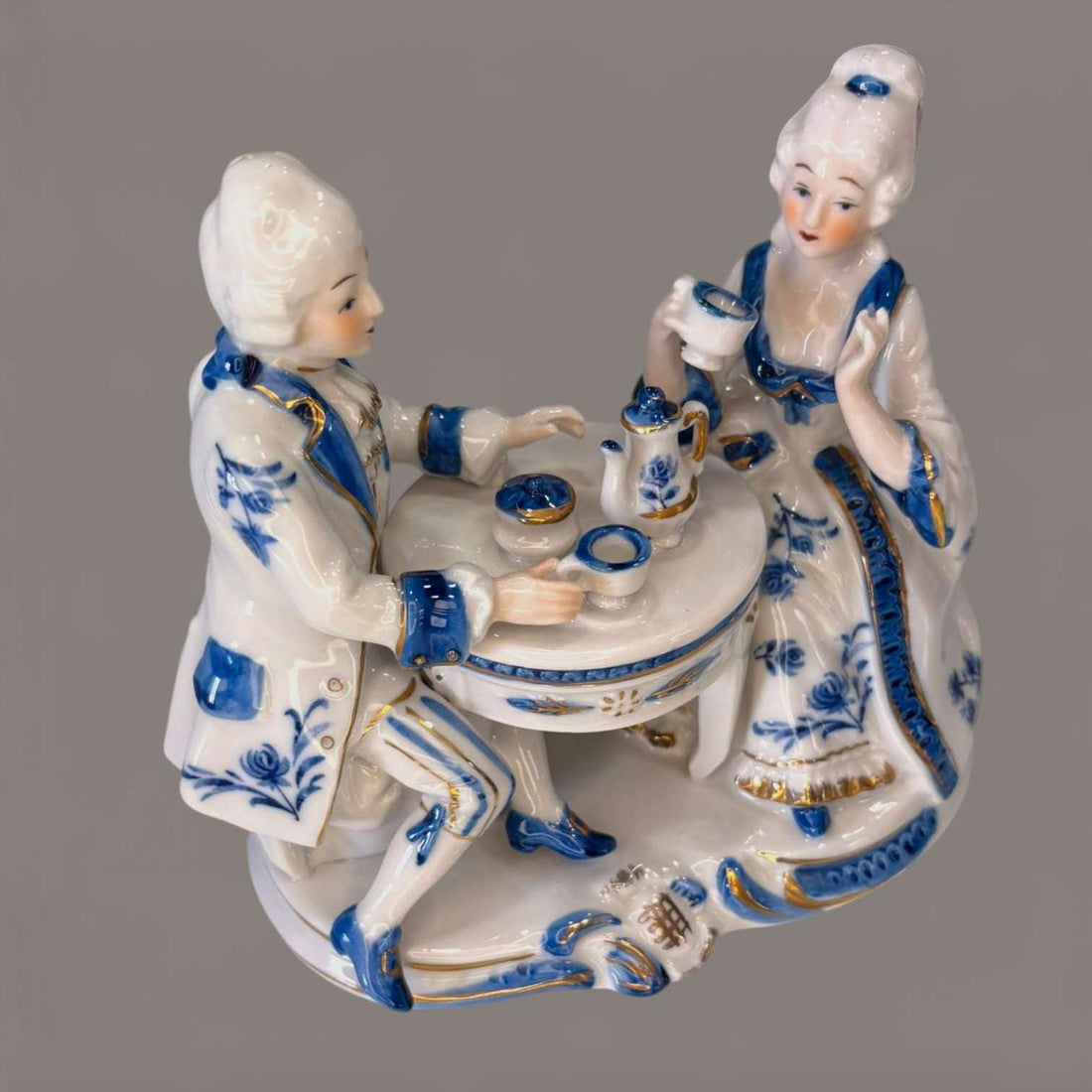 Figura de porcelana continental vintage azul y blanco - Cositas Antiguas – La Guadaña, Anticuarios Online en Jerez , vender antigüedades, muebles antiguos