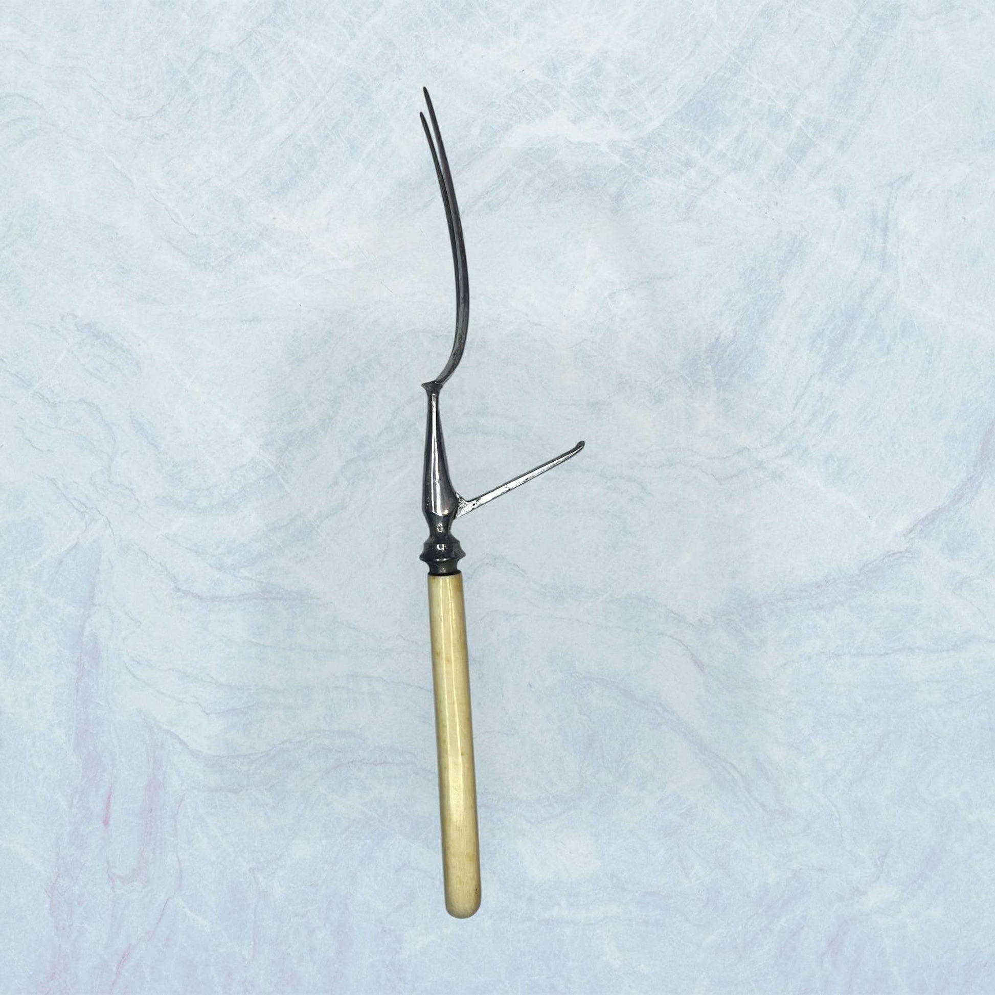 Tenedor de trinchar antiguo clásico único y decorativo - Cositas Antiguas – La Guadaña, Anticuarios Online en Jerez , vender antigüedades, muebles antiguos