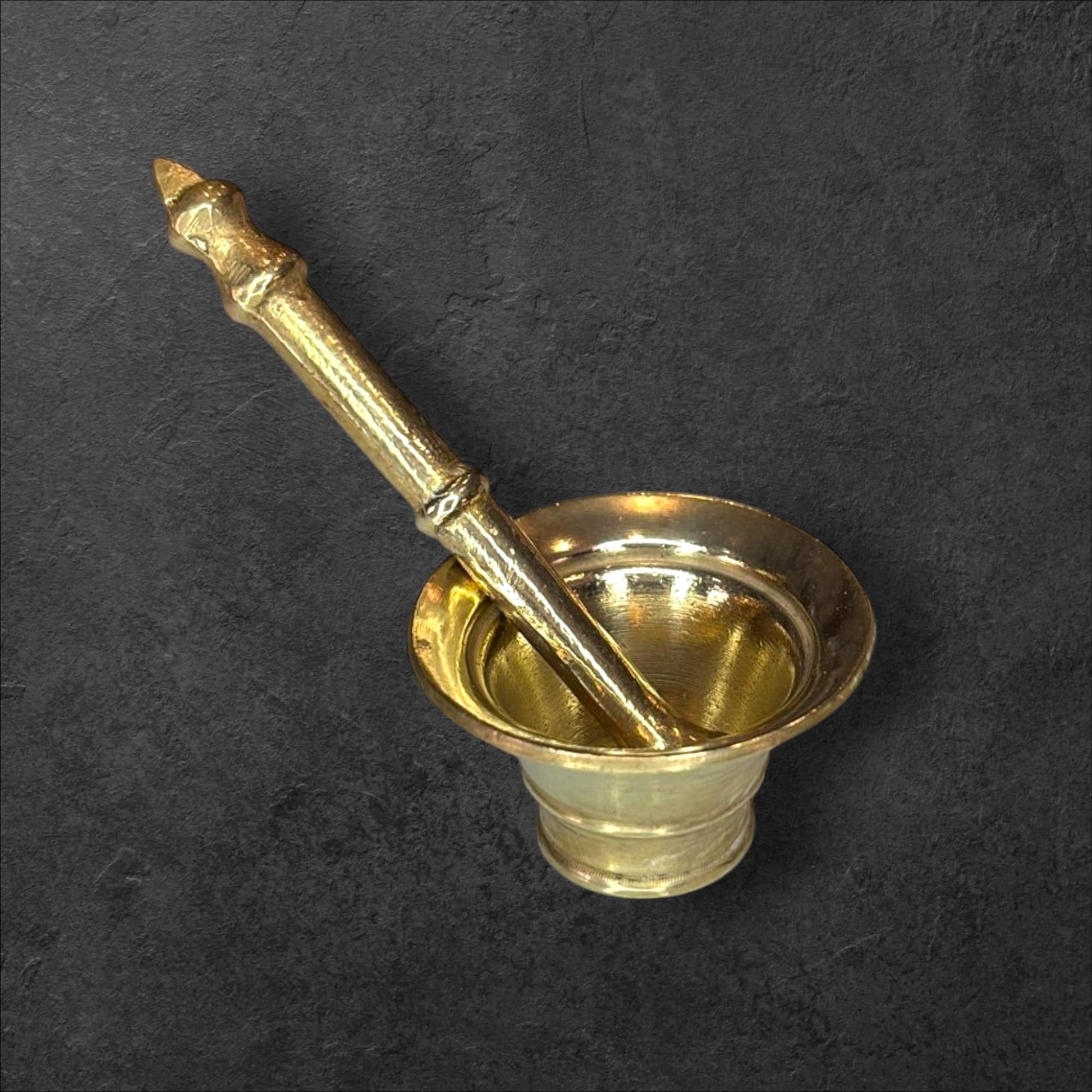 Mortero de bronce antiguo con maja | historia única - Cositas Antiguas – La Guadaña, Anticuarios Online en Jerez , vender antigüedades, muebles antiguos