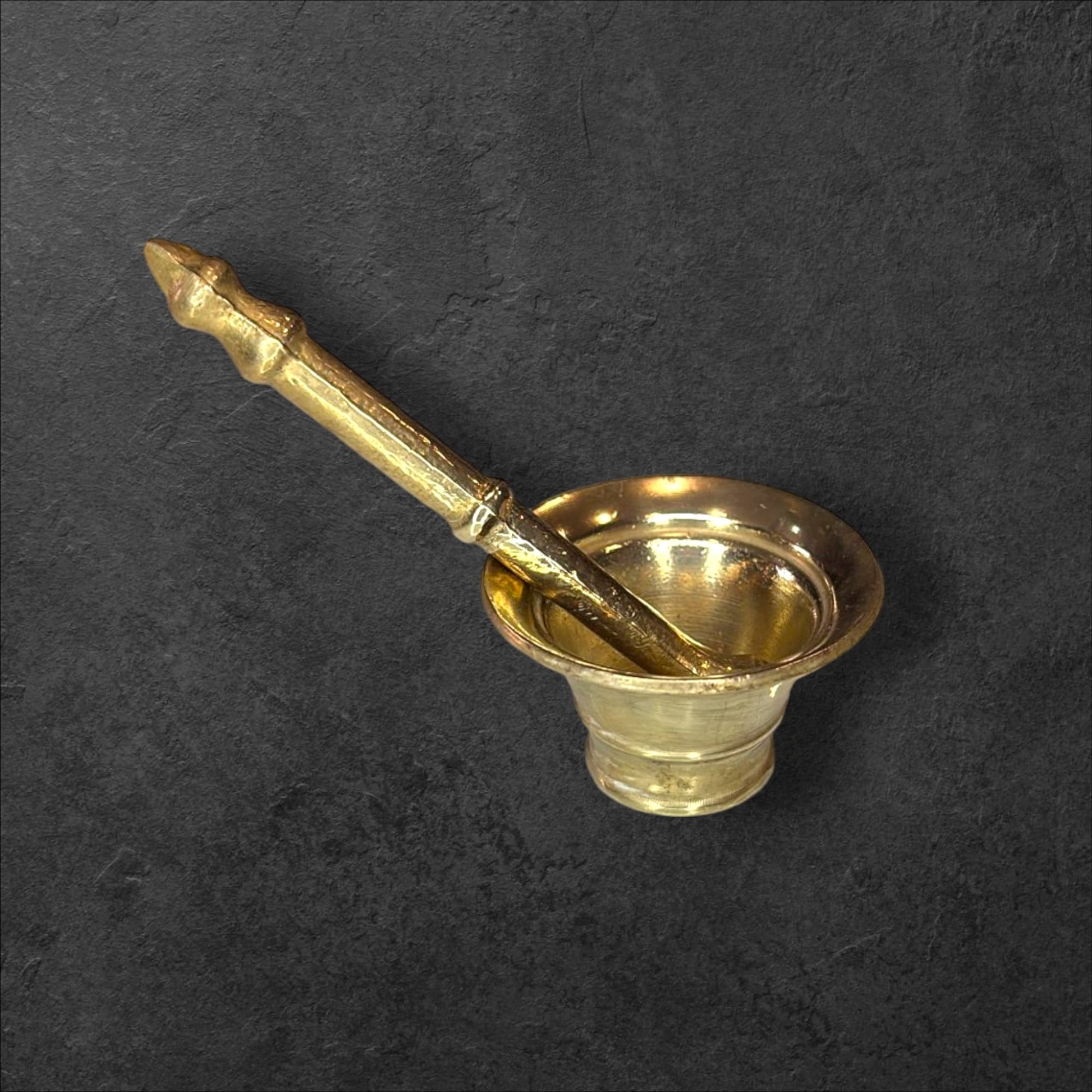 Mortero de bronce antiguo con maja | historia única - Cositas Antiguas – La Guadaña, Anticuarios Online en Jerez , vender antigüedades, muebles antiguos