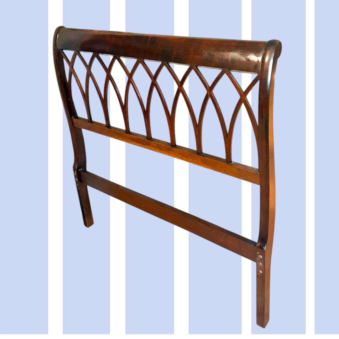Cabecero de caoba clásico con diseño calado - Cositas Antiguas – La Guadaña, Anticuarios Online en Jerez , vender antigüedades, muebles antiguos
