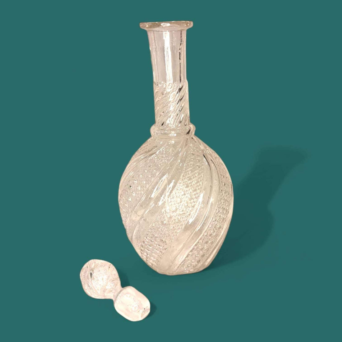 Licorera de cristal tallado con tapón decorativo - Cositas Antiguas – La Guadaña, Anticuarios Online en Jerez , vender antigüedades, muebles antiguos
