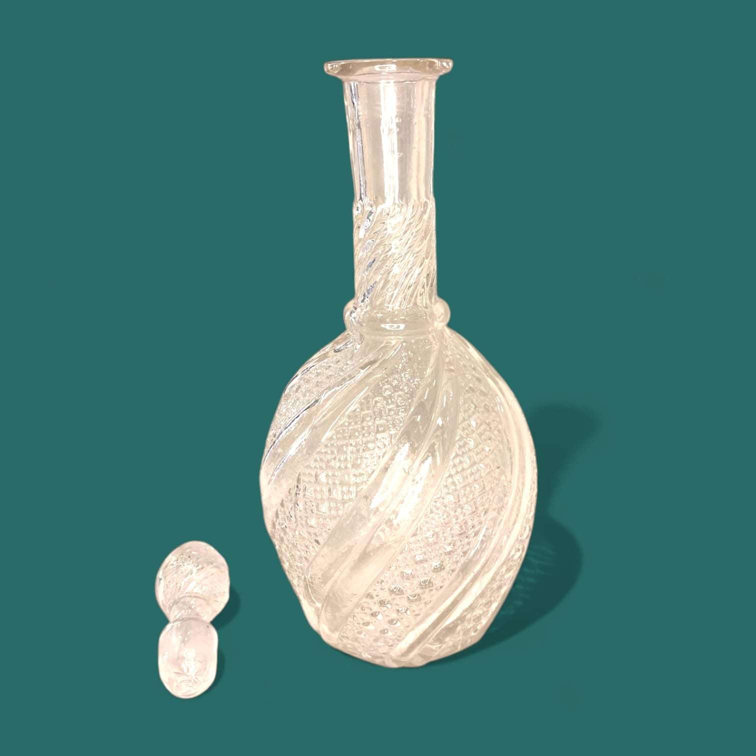 Licorera de cristal tallado con tapón decorativo - Cositas Antiguas – La Guadaña, Anticuarios Online en Jerez , vender antigüedades, muebles antiguos
