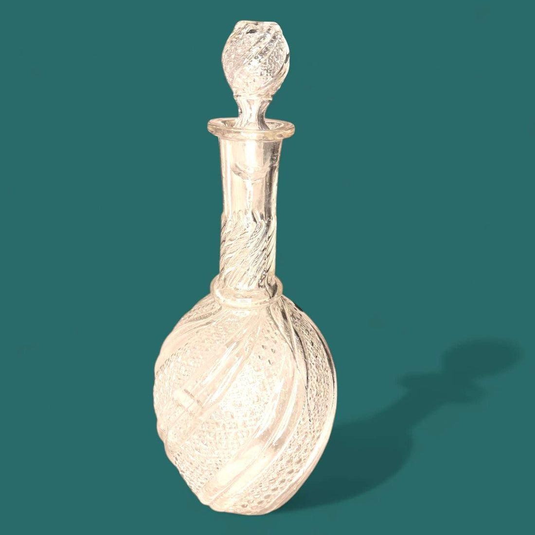 Licorera de cristal tallado con tapón decorativo - Cositas Antiguas – La Guadaña, Anticuarios Online en Jerez , vender antigüedades, muebles antiguos