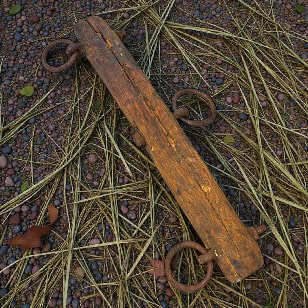 Balancín de madera con anillos de forja 57 cm - Cositas Antiguas – La Guadaña, Anticuarios Online en Jerez , vender antigüedades, muebles antiguos