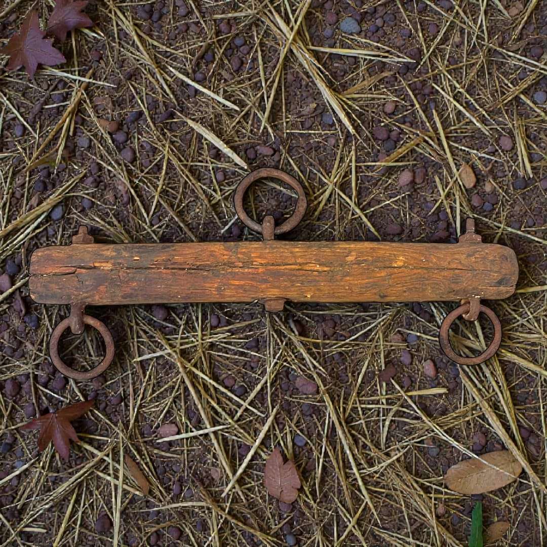Balancín de madera con anillos de forja 57 cm - Cositas Antiguas – La Guadaña, Anticuarios Online en Jerez , vender antigüedades, muebles antiguos