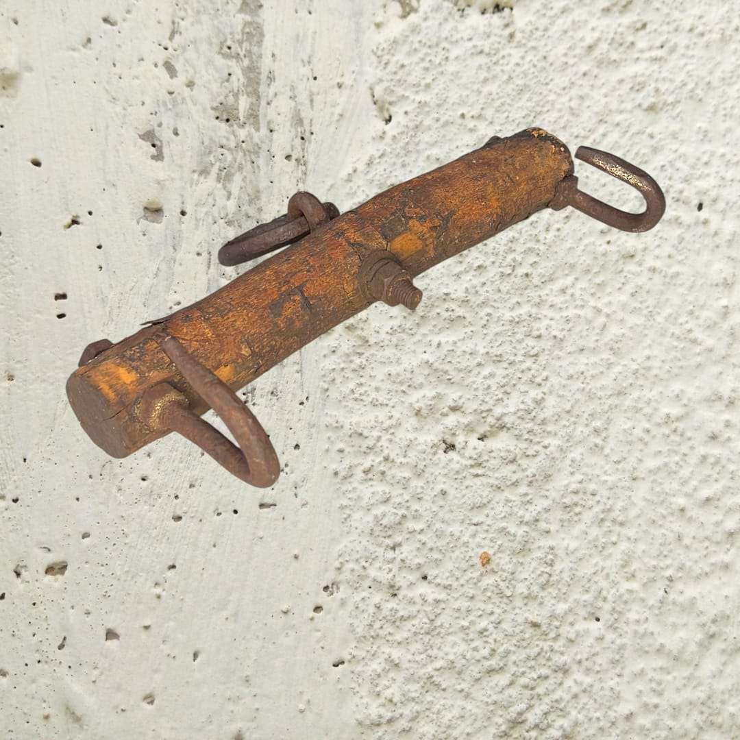Balancín de madera con anillos de forja 34 cm - Cositas Antiguas – La Guadaña, Anticuarios Online en Jerez , vender antigüedades, muebles antiguos