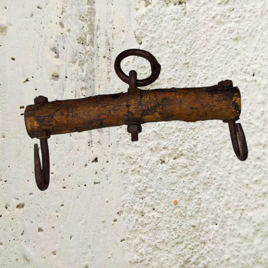 Balancín de madera con anillos de forja 34 cm - Cositas Antiguas – La Guadaña, Anticuarios Online en Jerez , vender antigüedades, muebles antiguos