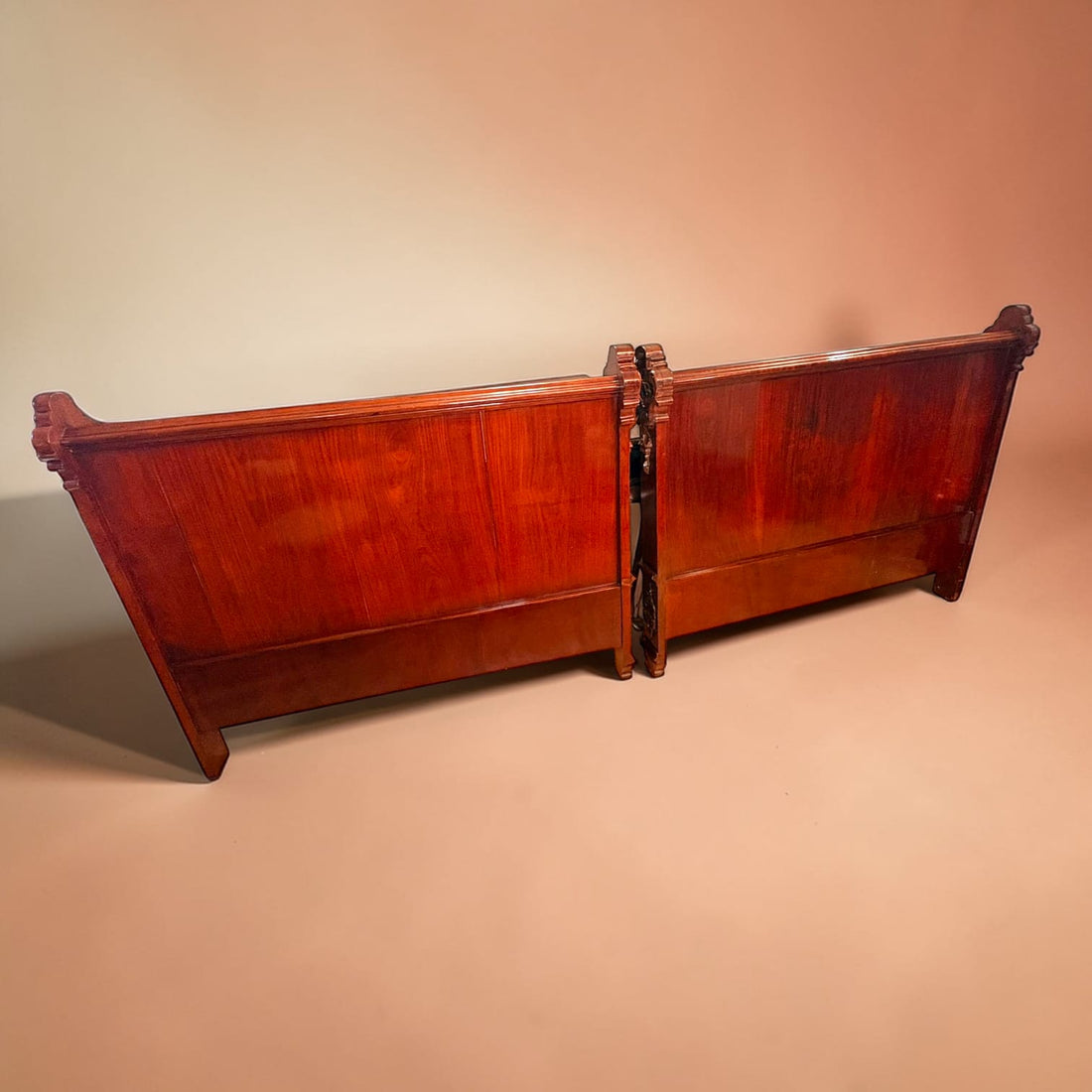 Cabeceros de Caoba Clásicos Tallados Elegantes - Cositas Antiguas – La Guadaña, Anticuarios Online en Jerez , vender antigüedades, muebles antiguos