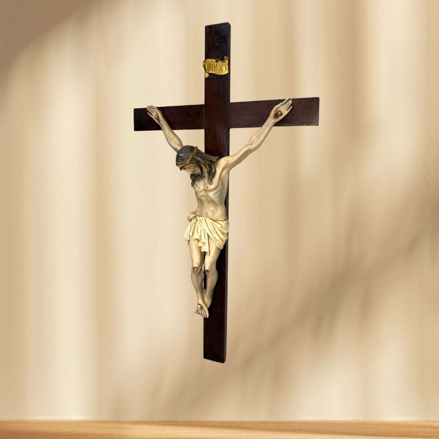 Crucifijo antiguo de pared en pasta de madera - Cositas Antiguas – La Guadaña, Anticuarios Online en Jerez , vender antigüedades, muebles antiguos