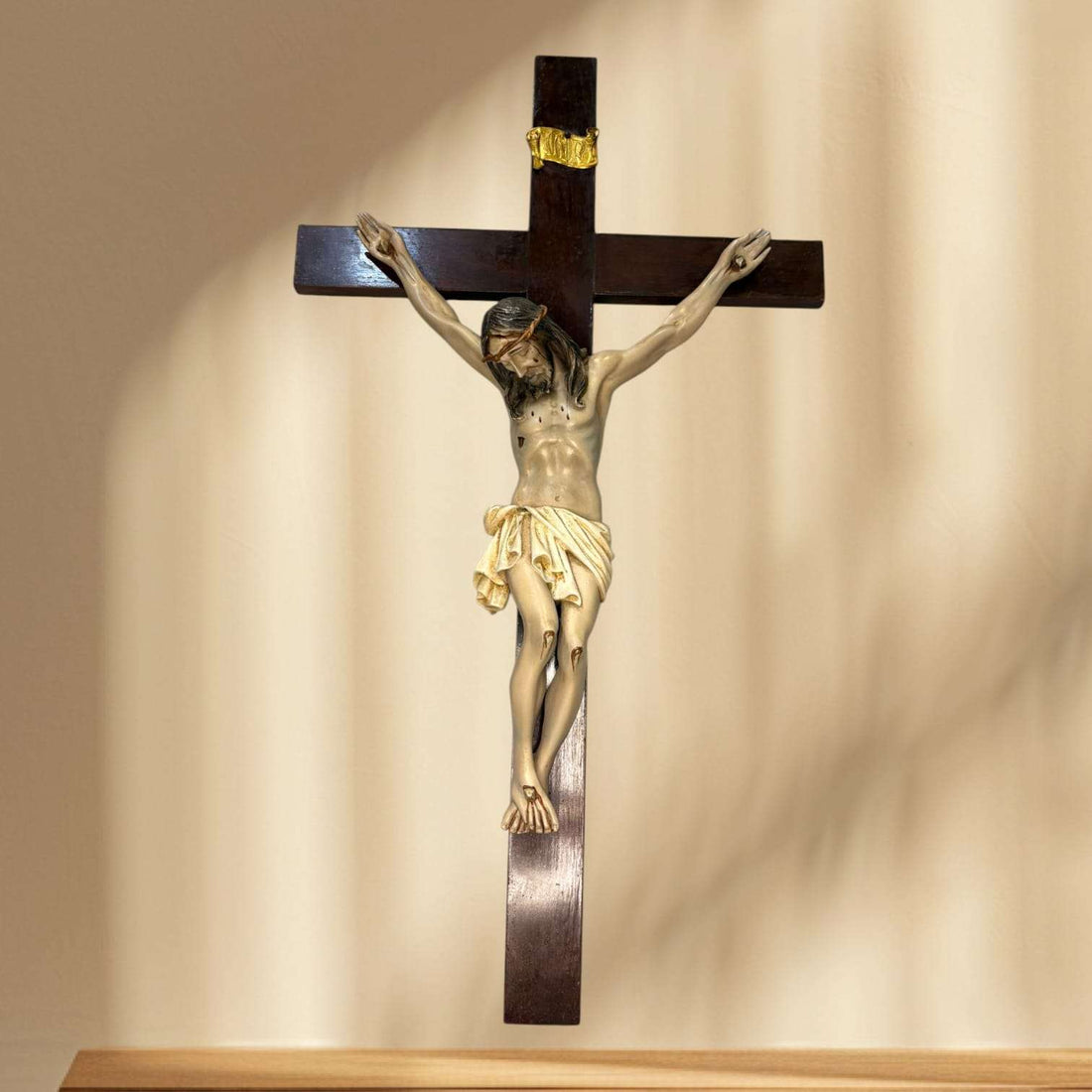 Crucifijo antiguo de pared en pasta de madera - Cositas Antiguas – La Guadaña, Anticuarios Online en Jerez , vender antigüedades, muebles antiguos