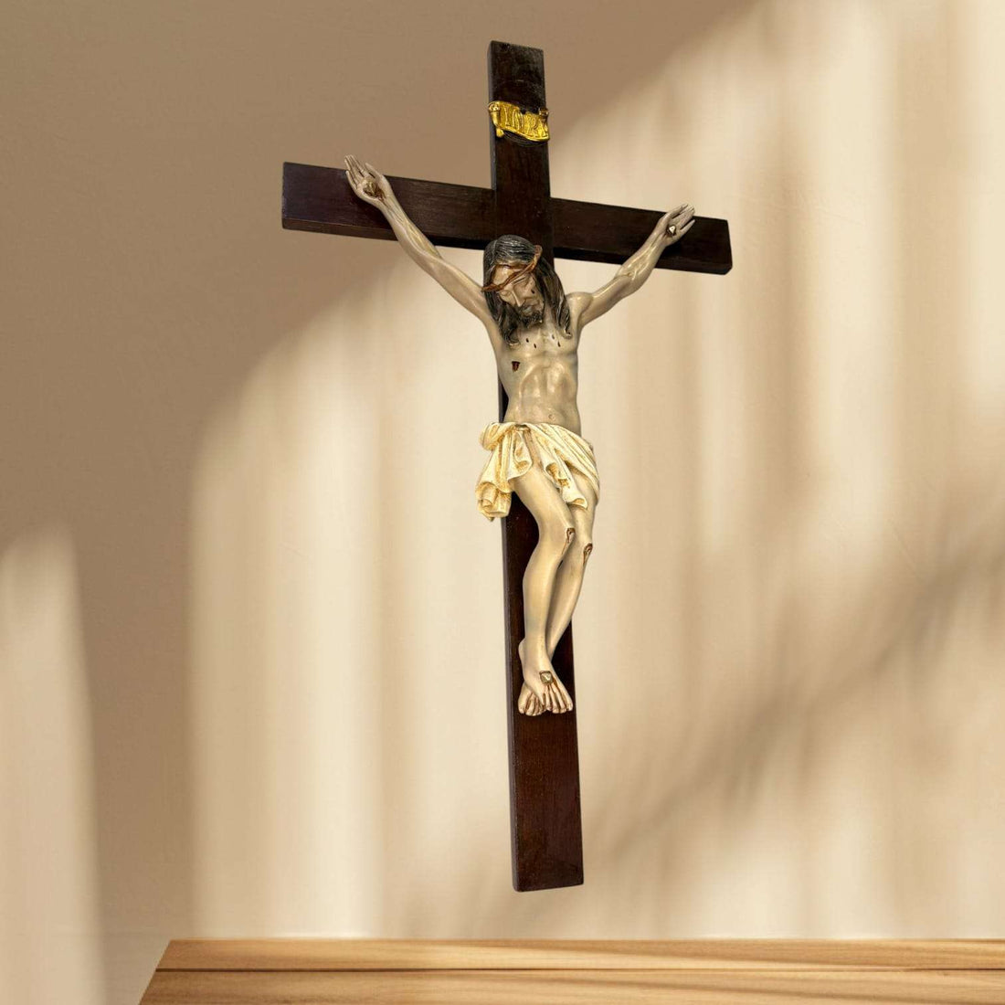Crucifijo antiguo de pared en pasta de madera - Cositas Antiguas – La Guadaña, Anticuarios Online en Jerez , vender antigüedades, muebles antiguos