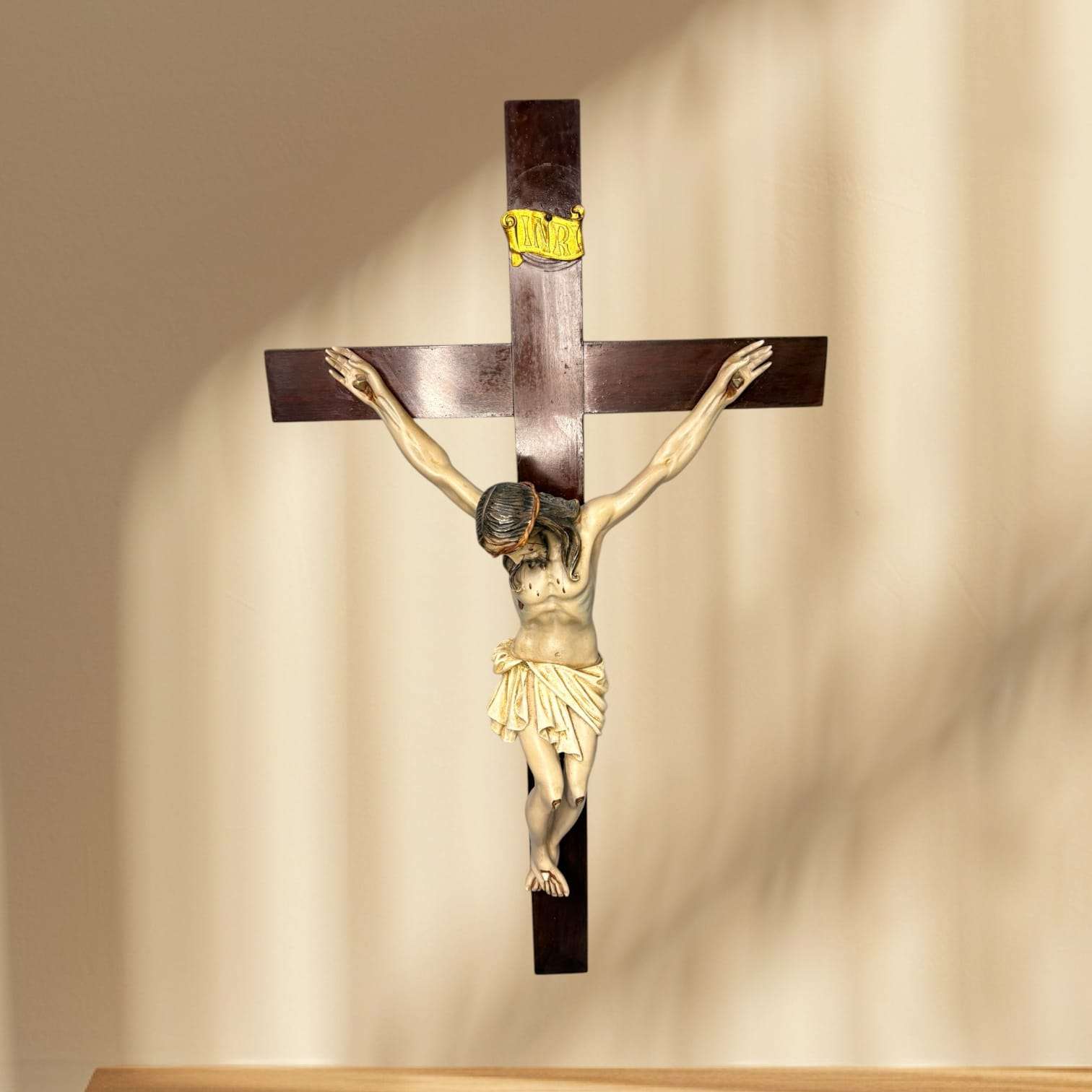 Crucifijo antiguo de pared en pasta de madera - Cositas Antiguas – La Guadaña, Anticuarios Online en Jerez , vender antigüedades, muebles antiguos