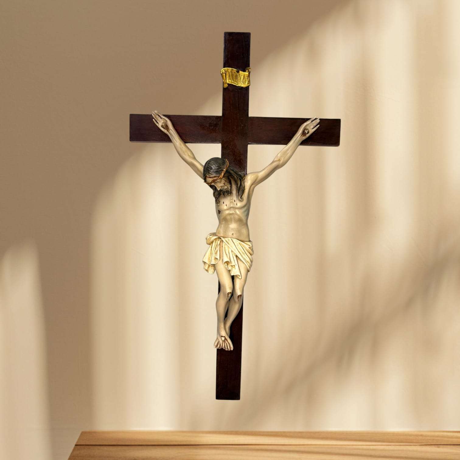 Crucifijo antiguo de pared en pasta de madera - Cositas Antiguas – La Guadaña, Anticuarios Online en Jerez , vender antigüedades, muebles antiguos