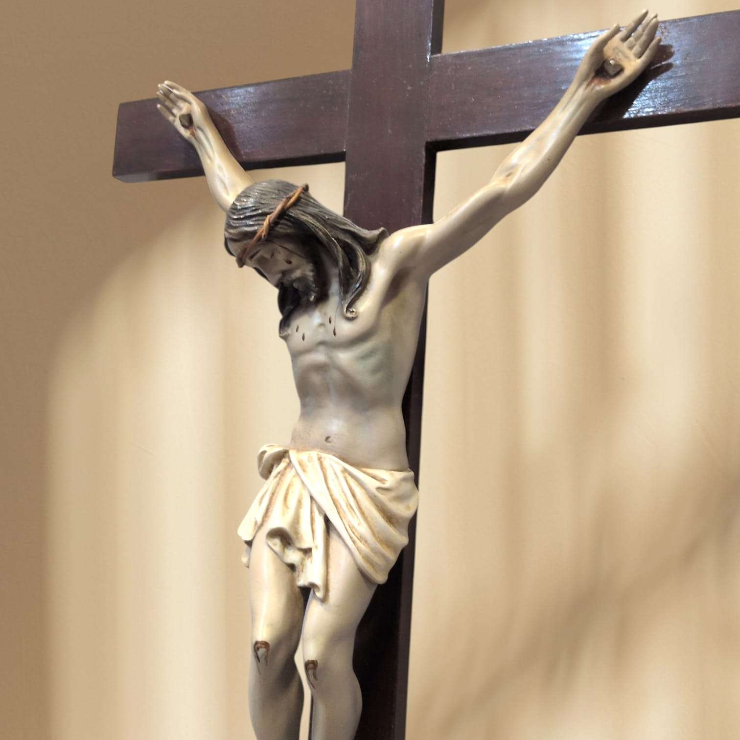 Crucifijo antiguo de pared en pasta de madera - Cositas Antiguas – La Guadaña, Anticuarios Online en Jerez , vender antigüedades, muebles antiguos