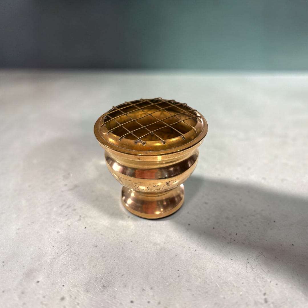 Florero de metal dorado con rejilla decorativa - Cositas Antiguas – La Guadaña, Anticuarios Online en Jerez , vender antigüedades, muebles antiguos