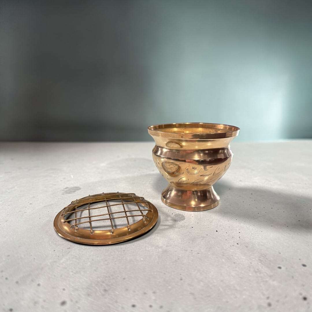 Florero de metal dorado con rejilla decorativa - Cositas Antiguas – La Guadaña, Anticuarios Online en Jerez , vender antigüedades, muebles antiguos