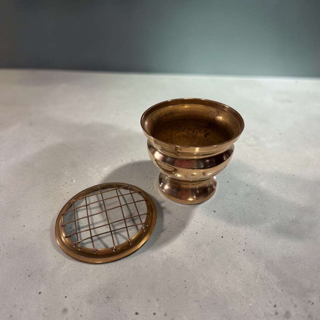 Florero de metal dorado con rejilla decorativa - Cositas Antiguas – La Guadaña, Anticuarios Online en Jerez , vender antigüedades, muebles antiguos