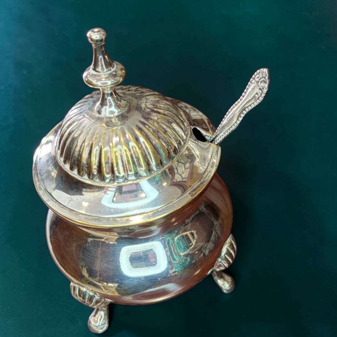 Azucarero de metal plateado con tapa y patas - Cositas Antiguas – La Guadaña, Anticuarios Online en Jerez , vender antigüedades, muebles antiguos