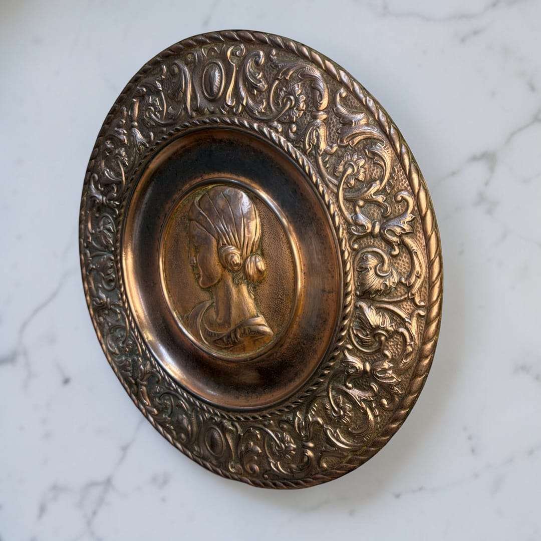 Pareja de platos decorativos de cobre | Clasico estilo Griego - Cositas Antiguas – La Guadaña, Anticuarios Online en Jerez , vender antigüedades, muebles antiguos
